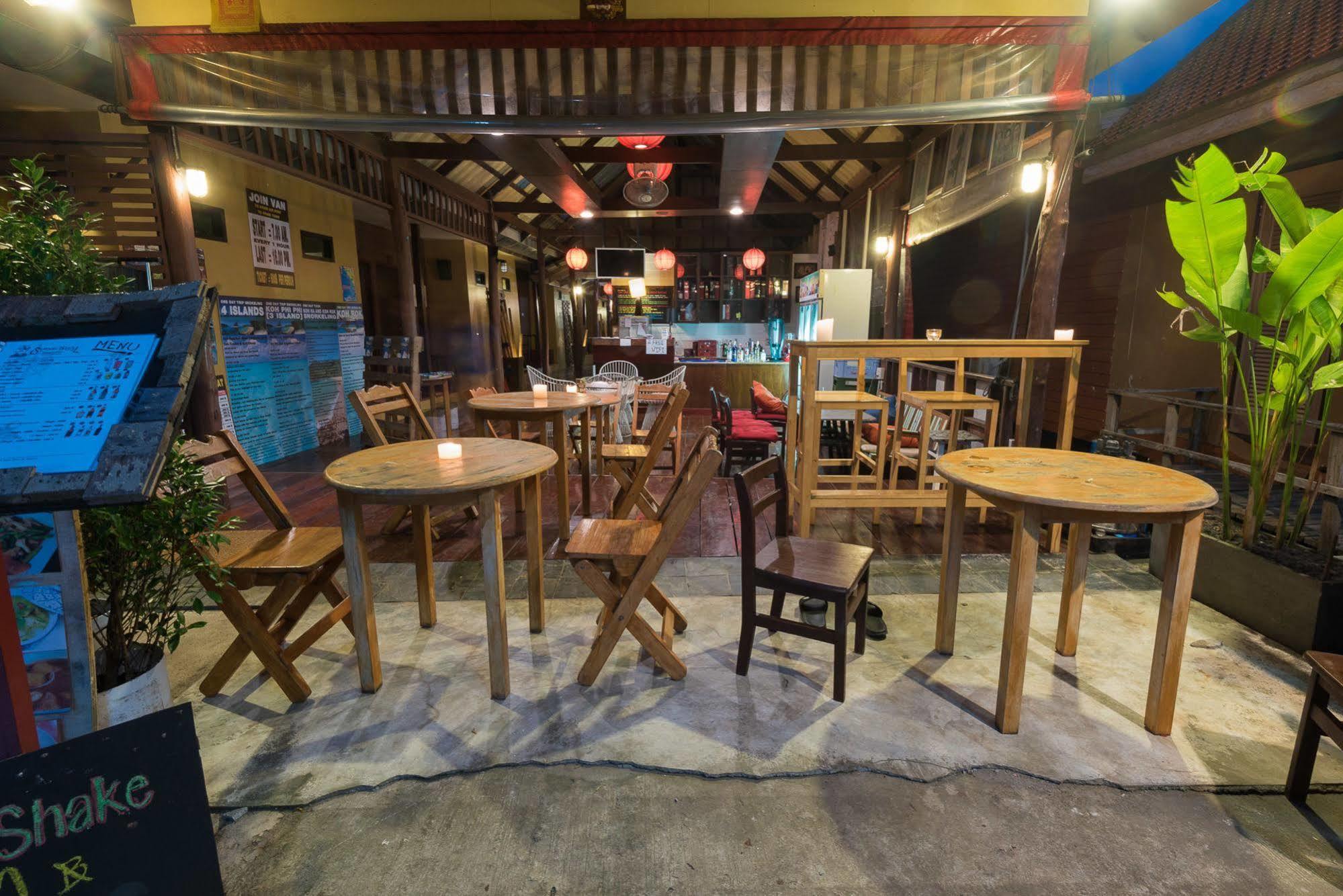 Sincere Hostel Bar And Bistro Koh Lanta Bagian luar foto