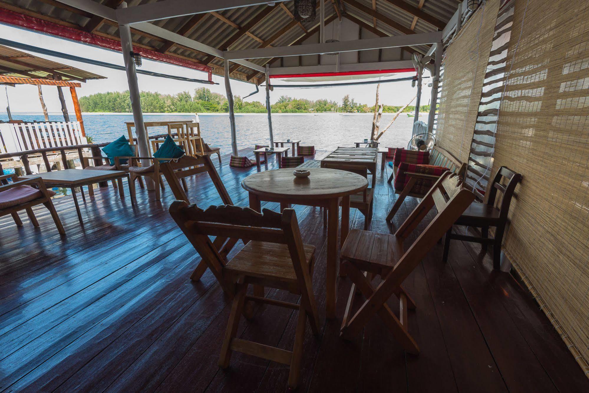 Sincere Hostel Bar And Bistro Koh Lanta Bagian luar foto
